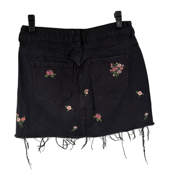 Pacsun Black Denim Mini Skirt Floral Embroidered Raw Frayed Hem Size 27 - Picture 2 of 6